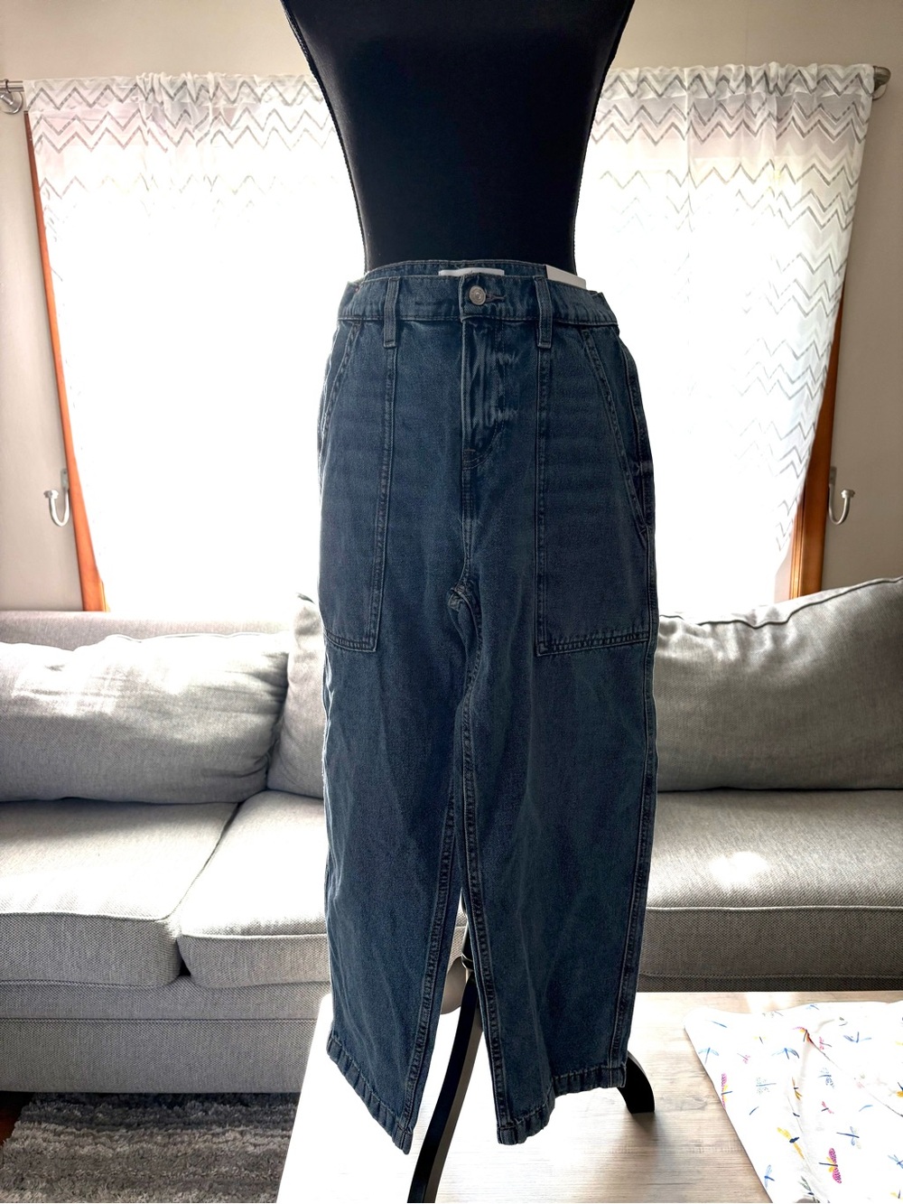 DKNY Jeans High Rise Barrel Leg Crop in a medium wash- size 25